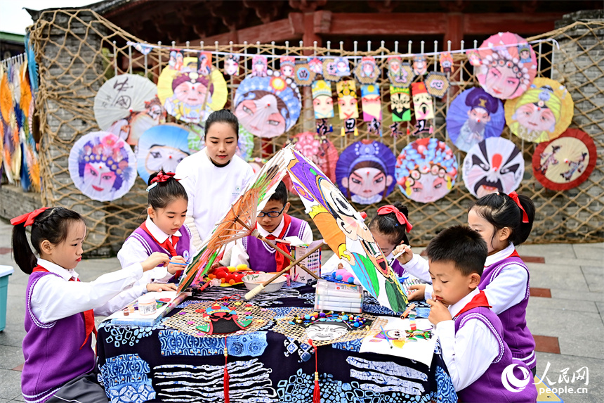 學生在客家非遺小課堂上學習制作紙傘。人民網 朱海鵬攝