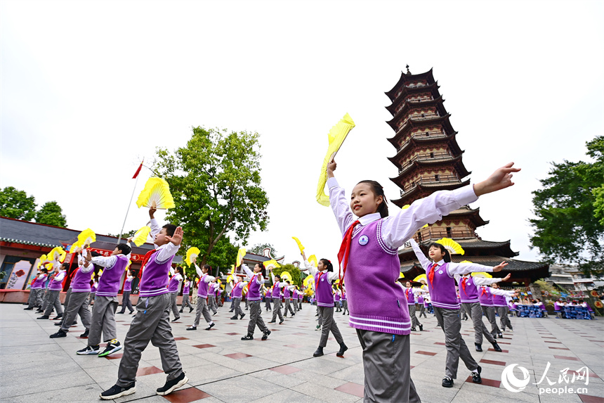 學生們在展示以國家級非遺項目贛南采茶戲為主要元素，創新編排的采茶體操。人民網 朱海鵬攝