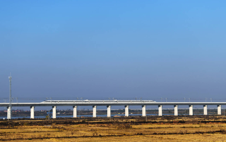 試運行動車組行駛在昌景黃高鐵金溪湖特大橋上。 胡國林攝