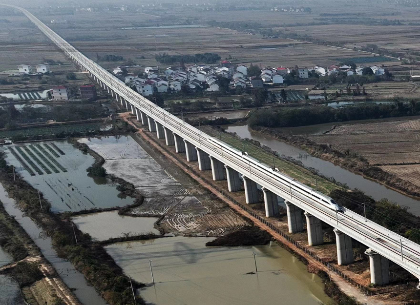 試運行動車組行駛在昌景黃高鐵金溪湖特大橋上。 胡國林攝