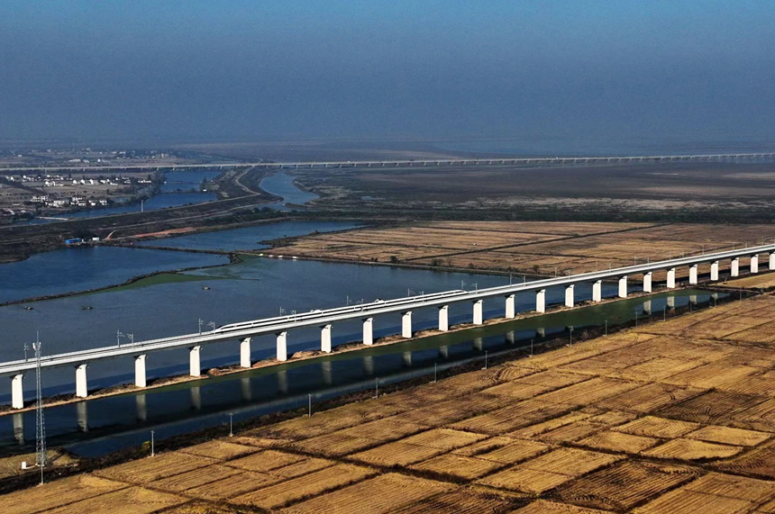 試運行動車組行駛在昌景黃高鐵金溪湖特大橋上。 胡國林攝
