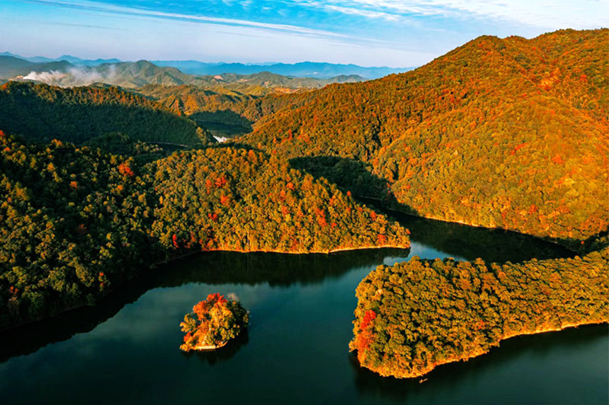 冬日時節，江西省贛州市信豐縣金盆山國家森林公園的龍井湖區色彩斑斕，美如畫卷。邱國偉攝