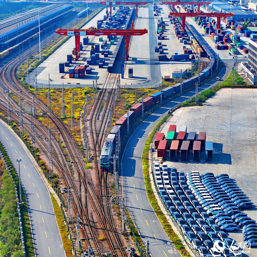 滿載新能源汽車的貨運列車駛出贛州國際陸港。人民網 朱海鵬攝
