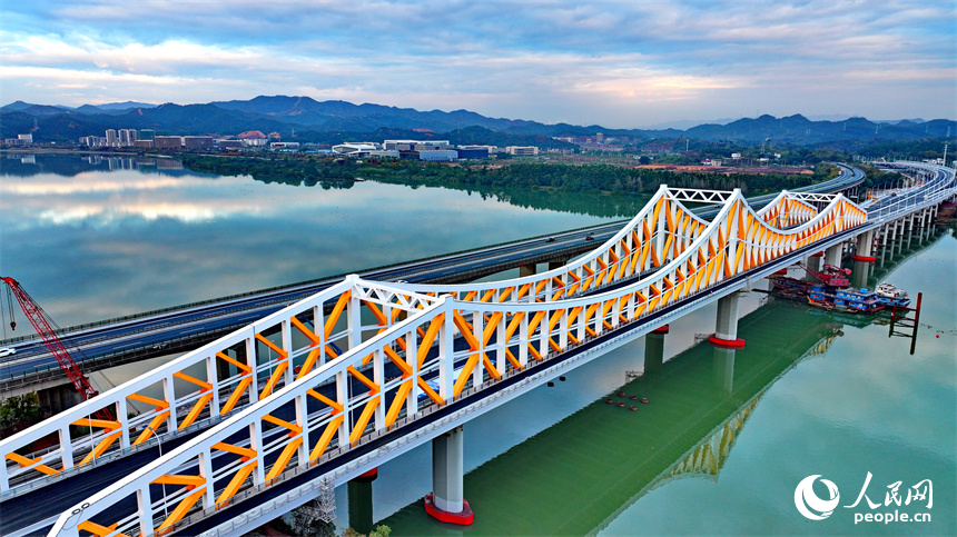 贛州市螺溪洲大橋項目建設地，工人在進行收尾施工。人民網 朱海鵬攝