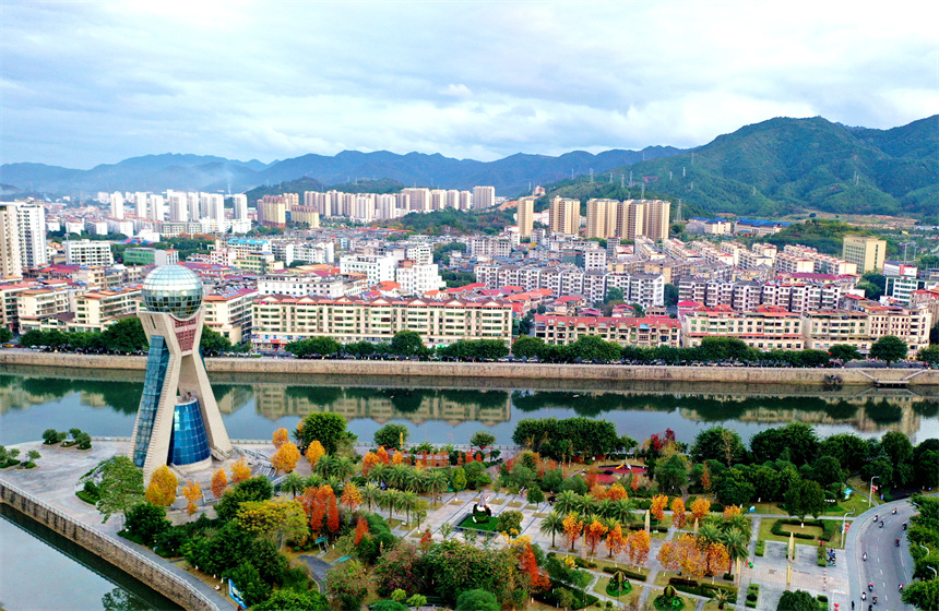 航拍鏡頭下的全南縣市民公園色彩斑斕，美不勝收。尹其奇攝 