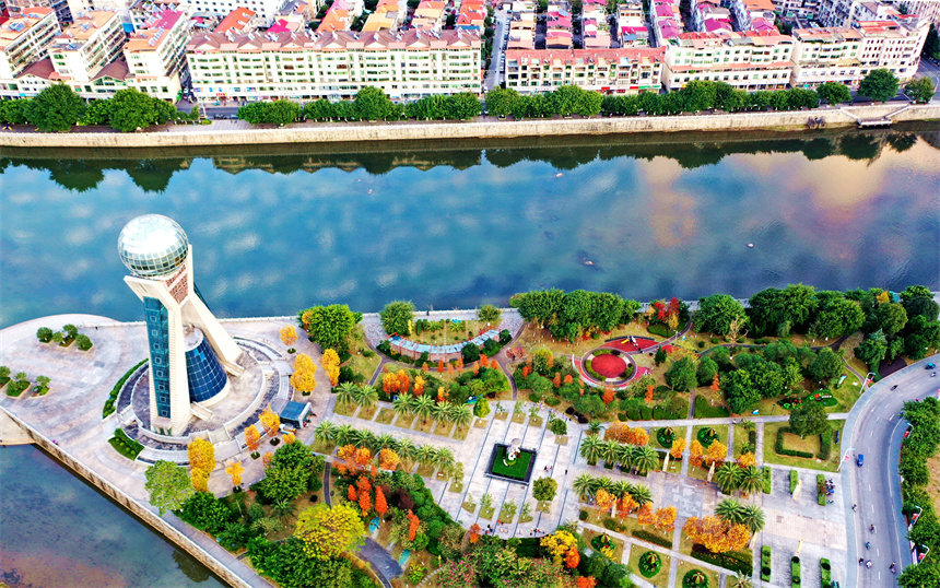 航拍鏡頭下的全南縣市民公園色彩斑斕，美不勝收。尹其奇攝 