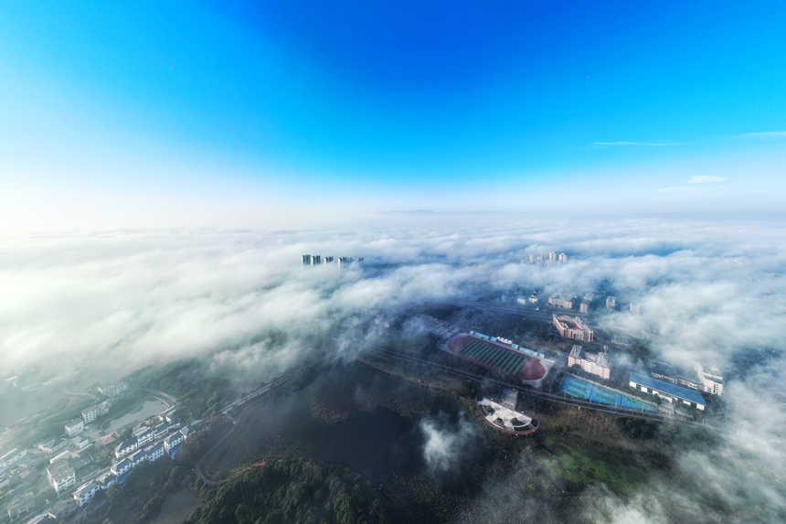 冬日的共青城云霧彌漫，云煙氤氳。潘成攝