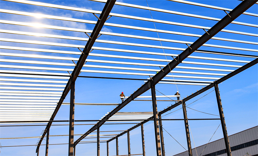 工人正在搶抓工期趕進度，確保各施工節點穩步推進。詹繼成攝