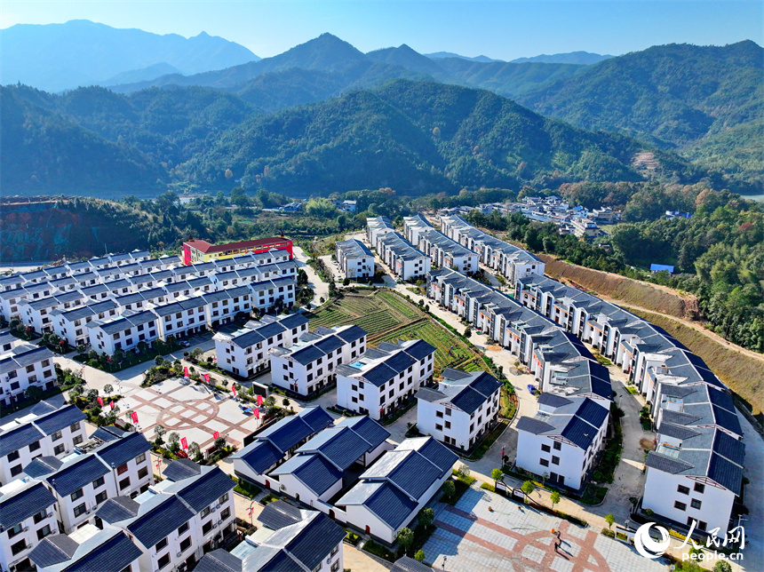 江西省贛州市會昌縣白鵝鄉梓坑村“梓坑家園”安置區，一棟棟新蓋的農房坐落于青山之中。人民網 朱海鵬攝