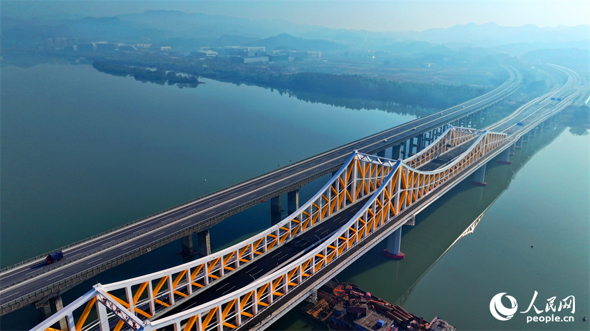 贛州市螺溪洲大橋及105國道連接線工程建成通車。人民網 朱海鵬攝