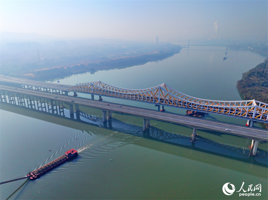 贛州市螺溪洲大橋及105國道連接線工程建成通車。人民網 朱海鵬攝
