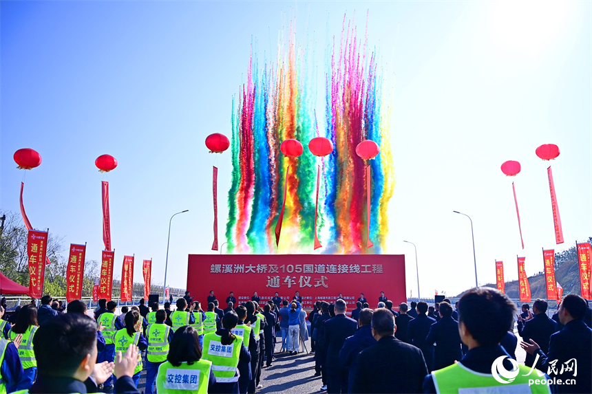 贛州市螺溪洲大橋及105國道連接線工程建成通車。人民網 朱海鵬攝
