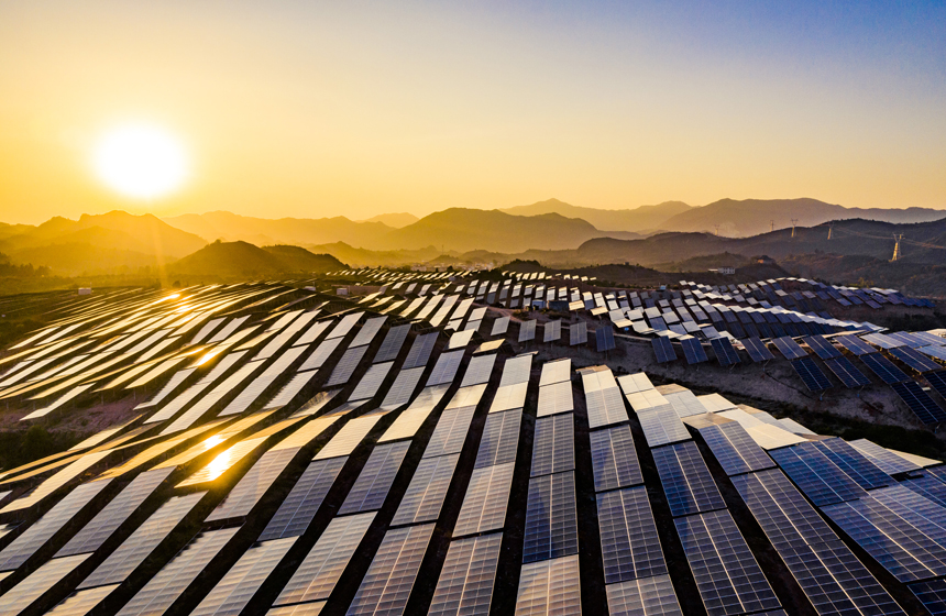 連綿起伏的光伏電板在陽光照耀下熠熠生輝，成為一道壯觀的綠色新能源風景線。謝東攝