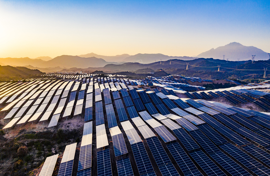 連綿起伏的光伏電板在陽光照耀下熠熠生輝，成為一道壯觀的綠色新能源風景線。謝東攝