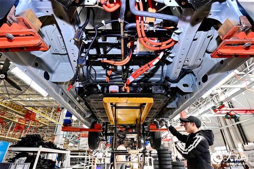 員工在安裝出口南美國家的新能源電動汽車鋰電池包。人民網 朱海鵬攝