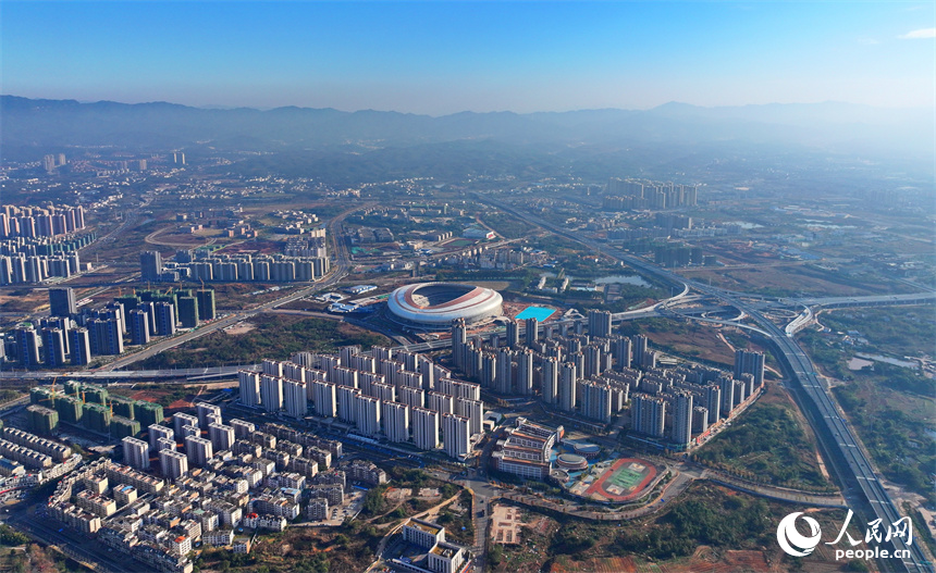 贛州市贛南大道快速路四標項目（蓉江段）的一處互通立交雛形初現。人民網 朱海鵬攝