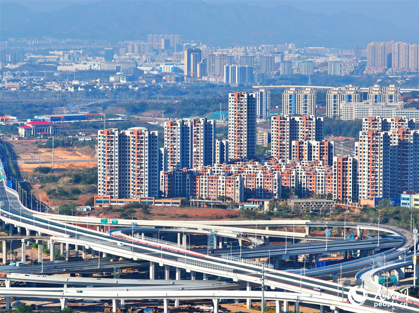 贛州市贛南大道快速路四標項目（蓉江段）的一處互通立交雛形初現。人民網 朱海鵬攝