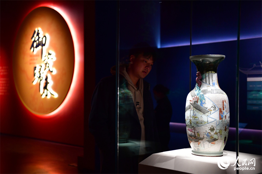 游客們正在“御瓷歸來”主題特展展廳觀賞明清御瓷精品。 人民網記者 時雨攝