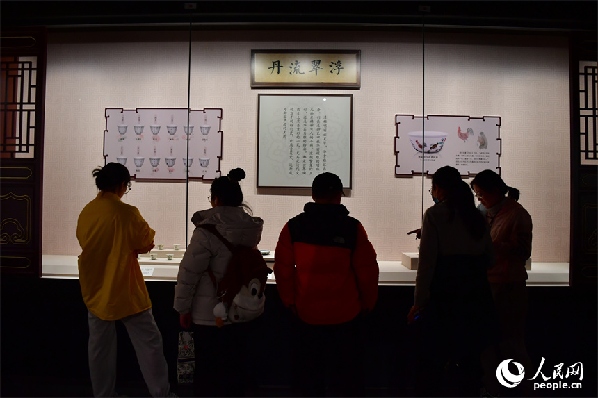 游客們正在“御瓷歸來”主題特展展廳觀賞明清御瓷精品。 人民網記者 時雨攝