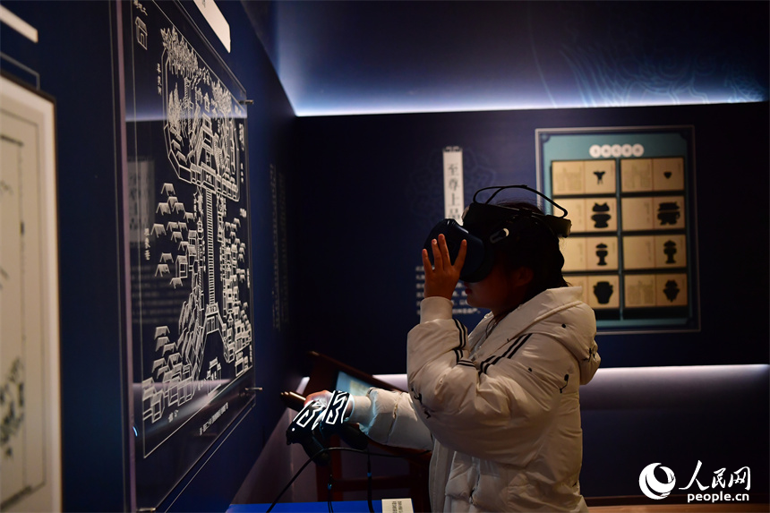 游客在“御瓷歸來”主題特展展廳通過VR眼鏡“游覽”御窯廠。 人民網記者 時雨攝
