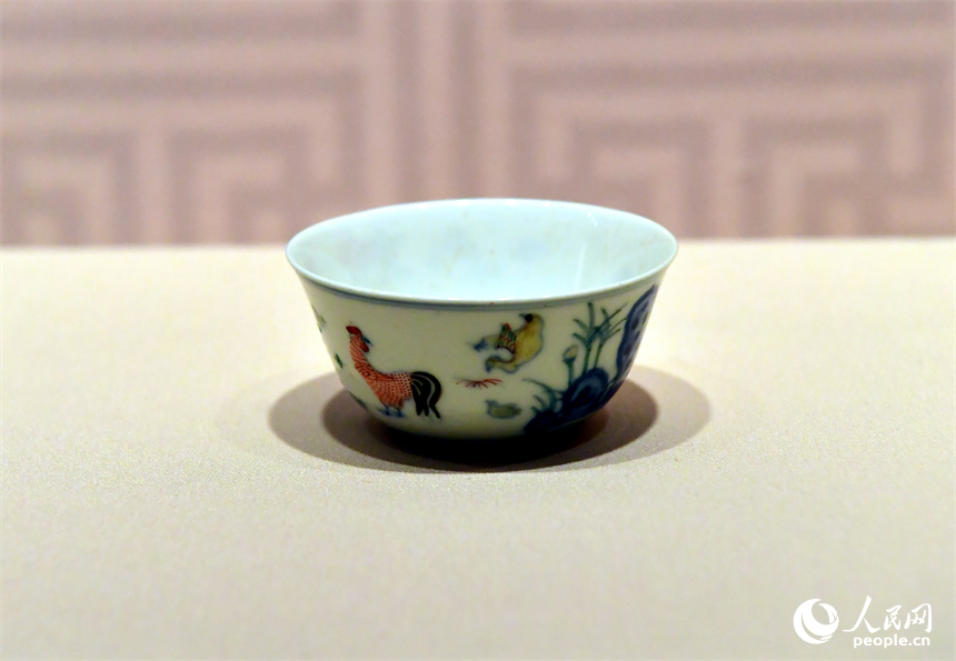 仿成化款斗彩雞缸杯。 人民網記者 時雨攝