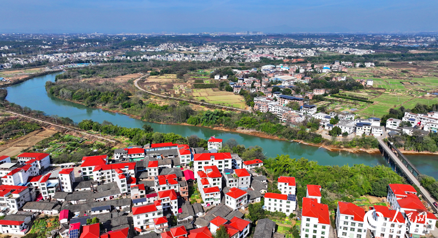 空中俯瞰贛州市南康區鏡壩鎮，農房鱗次櫛比，山清水秀景色美。人民網 朱海鵬攝