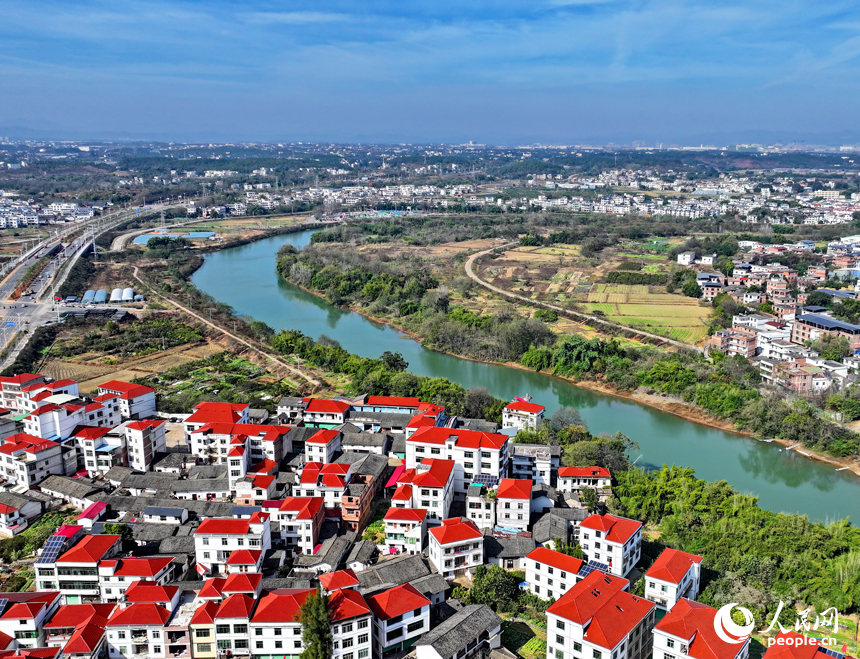 空中俯瞰贛州市南康區鏡壩鎮，農房鱗次櫛比，山清水秀景色美。人民網 朱海鵬攝