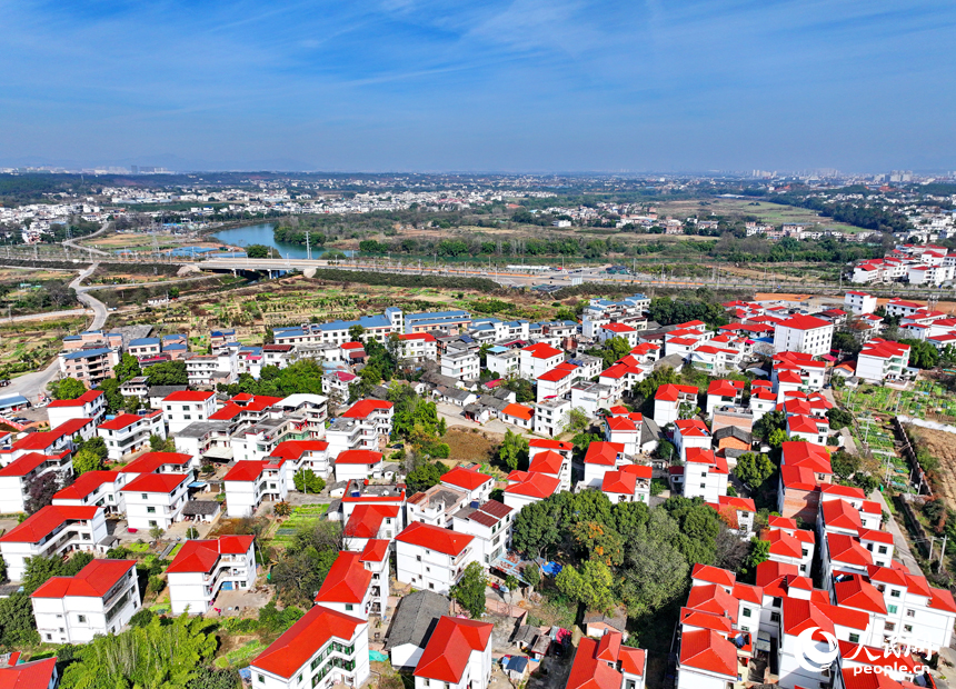空中俯瞰贛州市南康區鏡壩鎮，農房鱗次櫛比，山清水秀景色美。人民網 朱海鵬攝