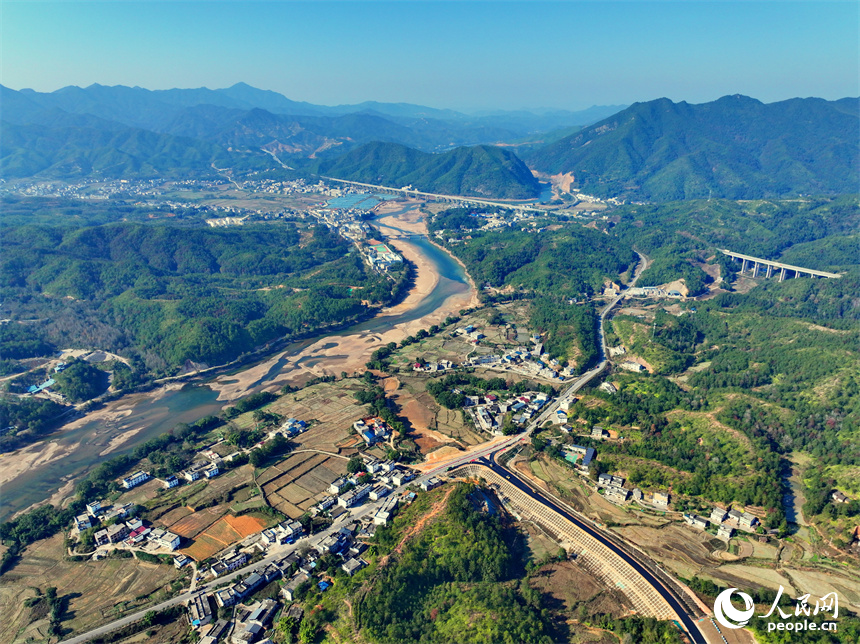 贛州市會昌縣白鵝鄉洋口村，工人在鋪設柏油路，一派忙碌的施工景象。人民網 朱海鵬攝