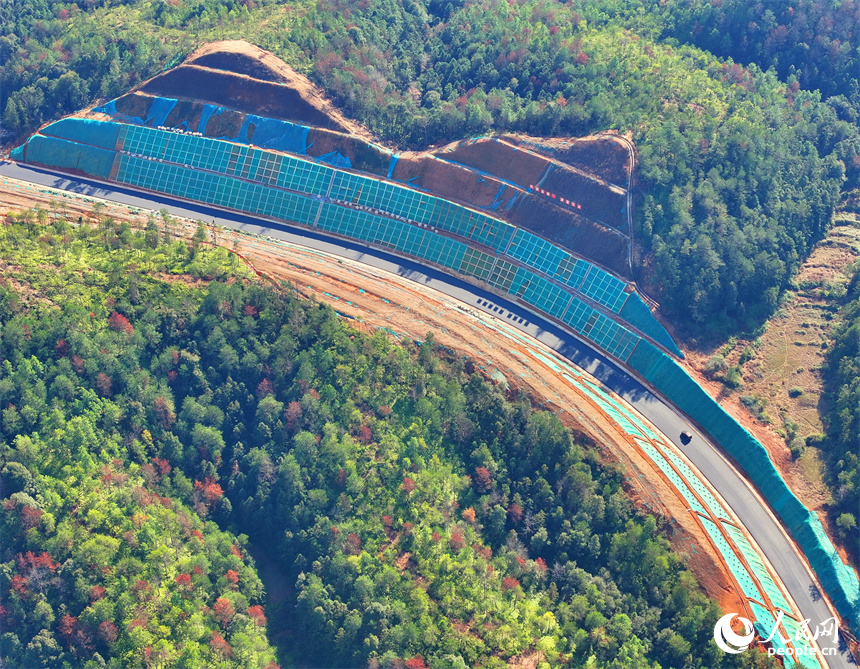 贛州市會昌縣白鵝鄉洋口村，工人在鋪設柏油路，一派忙碌的施工景象。人民網 朱海鵬攝