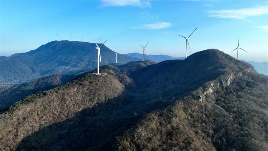 航拍九江市湖口縣付垅鄉凰山嶺，一臺臺風力發電機組矗立山頂。鄭飛華攝