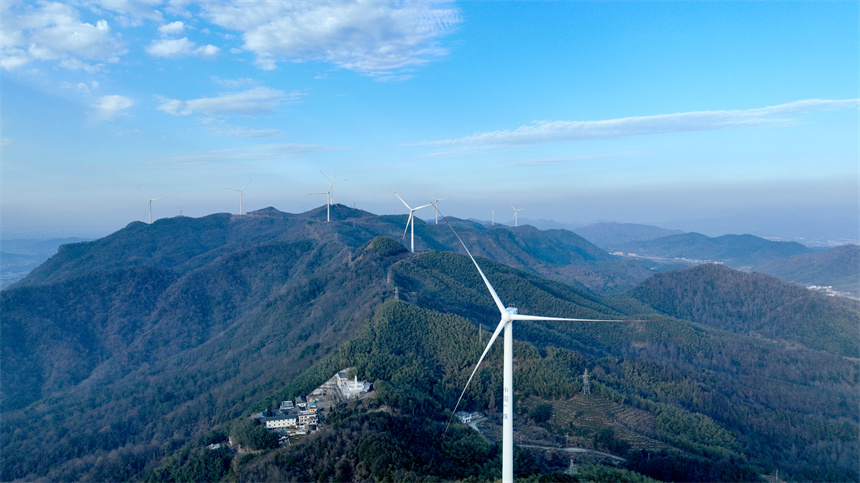 航拍九江市湖口縣付垅鄉凰山嶺，一臺臺風力發電機組矗立山頂。鄭飛華攝