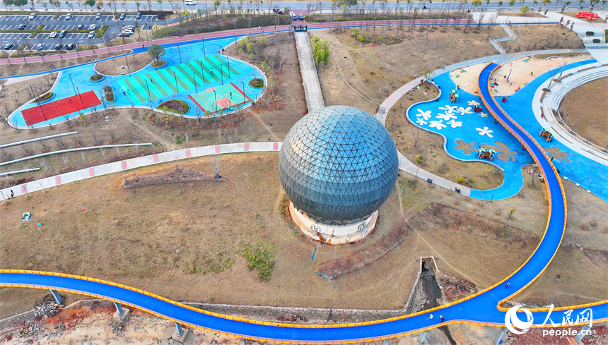 南昌市紅谷灘區，許多市民來到贛江沿岸的公園休閑健身，欣賞美景。人民網 朱海鵬攝