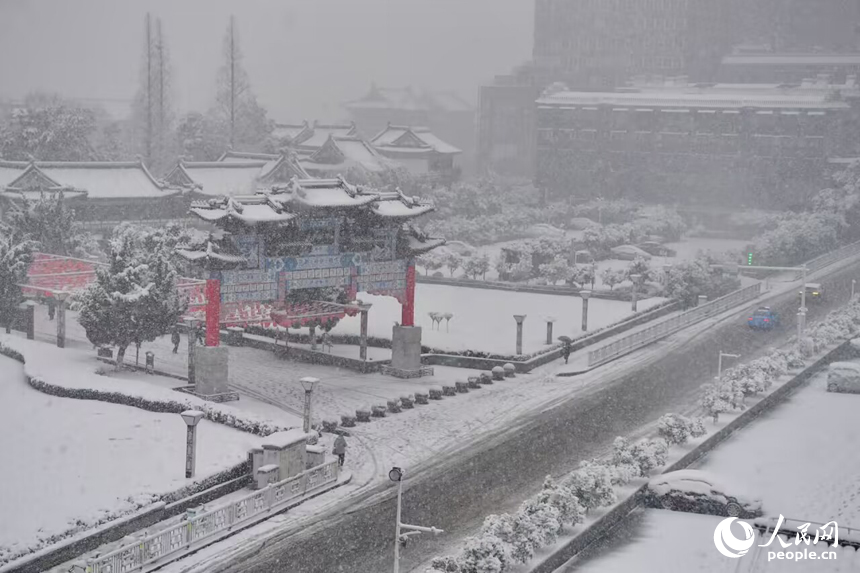 大雪飄落南昌，城市銀裝素裹。 人民網記者 時雨攝