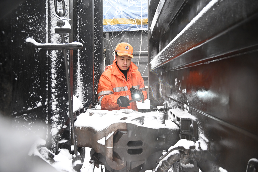 南昌南車輛段加強對電煤列車零部件的檢查，確保列車運行安全。黃浩攝