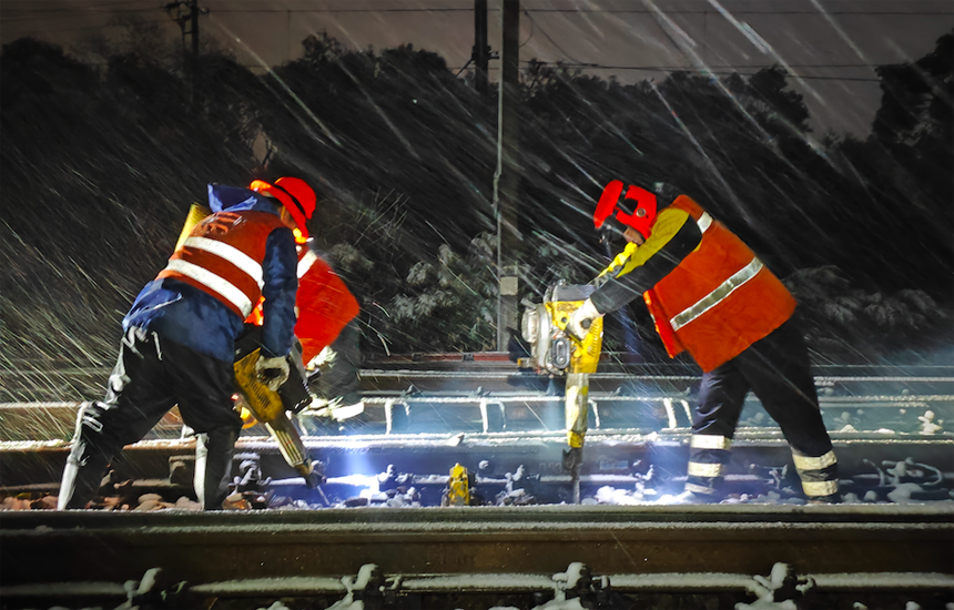 南昌工務段新干線路車間對線路道岔道床進行搗固。楊志鵬攝