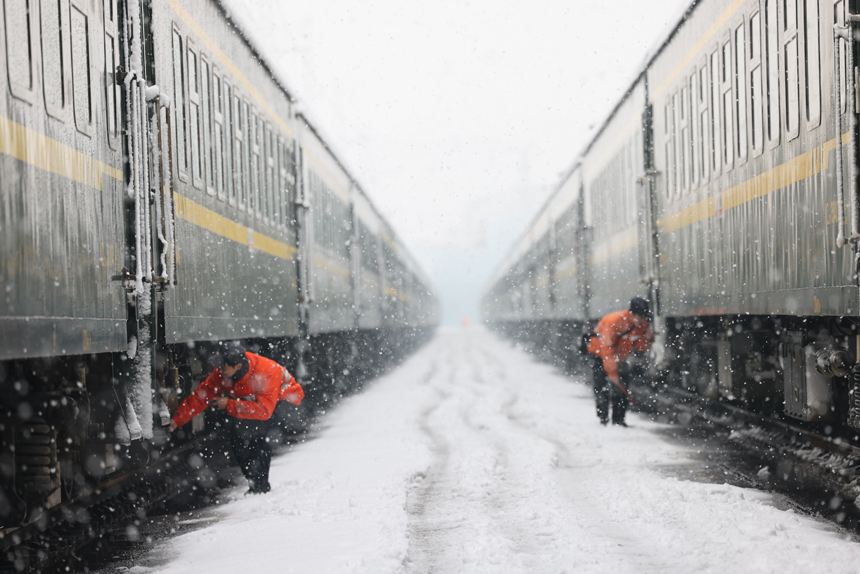 南昌車輛段客車檢車員正在進行檢車作業。王超攝