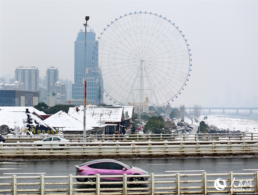 無人機航拍的南昌市紅谷灘區銀裝素裹、白雪皚皚，城市雪景美如畫。人民網 朱海鵬攝