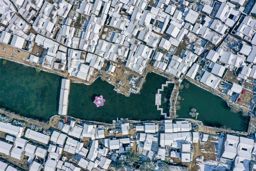 大雪覆滿古建筑群落，到處都是銀裝素裹的景象。黃煜攝