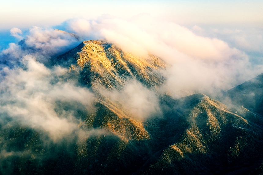 秋山霧凇景觀美如畫。周亞茂攝