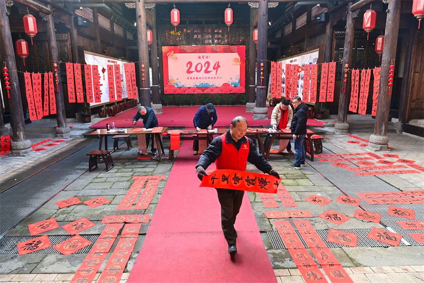 書法愛好者正在書寫春聯。鄧龍華攝