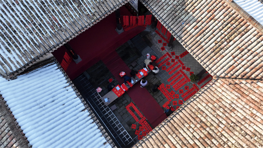 書法愛好者正在書寫春聯。鄧龍華攝