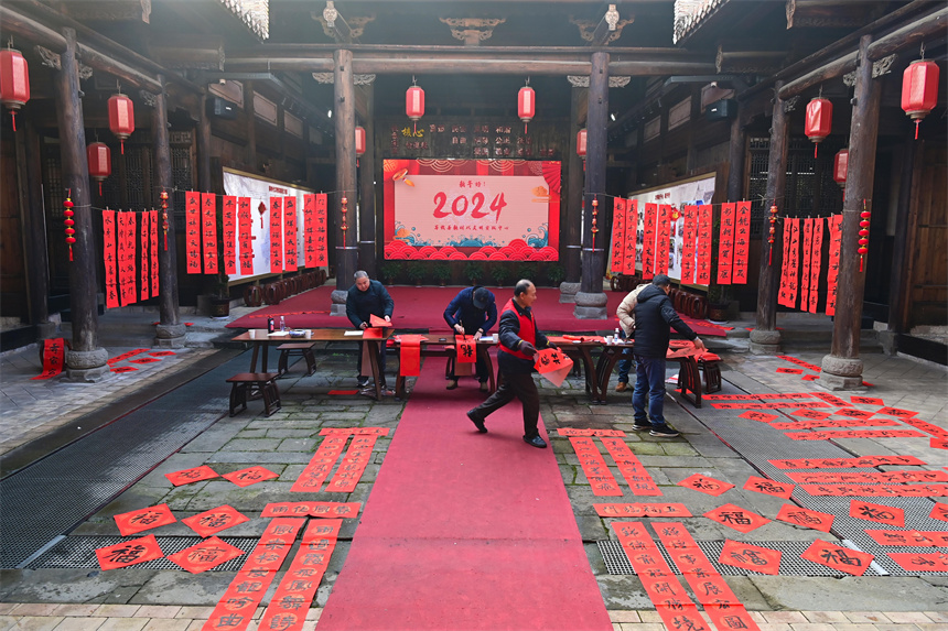 書法愛好者正在書寫春聯。鄧龍華攝