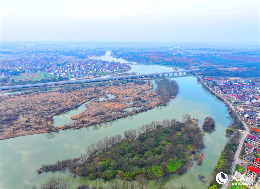 撫州市崇仁縣航埠鎮下章村河流蜿蜒，景色宜人。人民網 朱海鵬攝