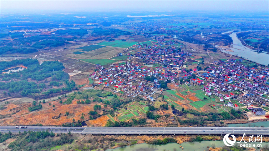 撫州市崇仁縣航埠鎮下章村河流蜿蜒，景色宜人。人民網 朱海鵬攝