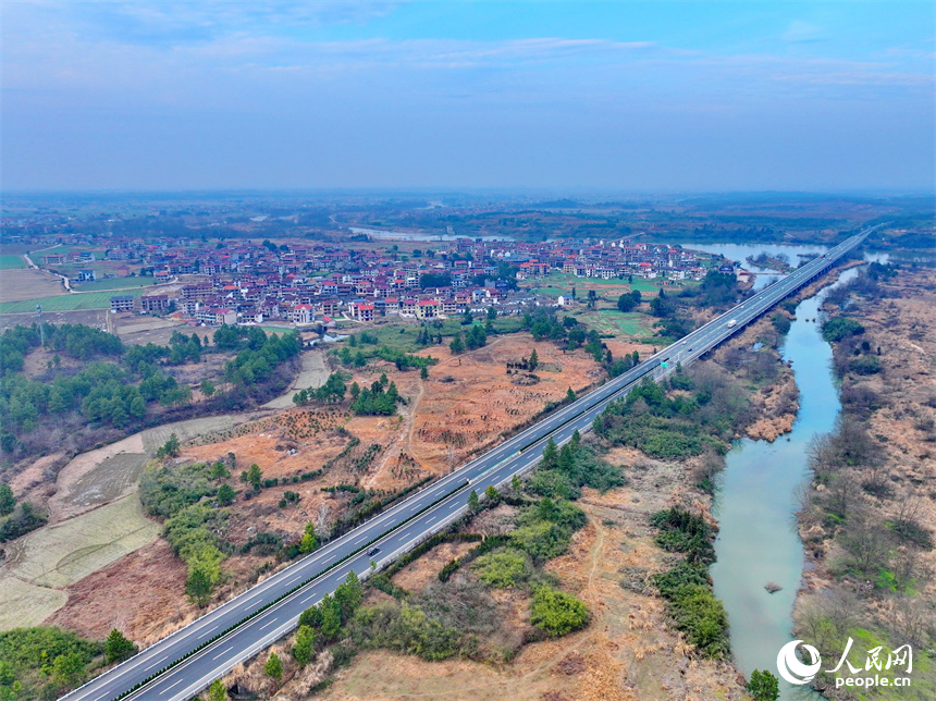 撫州市崇仁縣航埠鎮下章村河流蜿蜒，景色宜人。人民網 朱海鵬攝