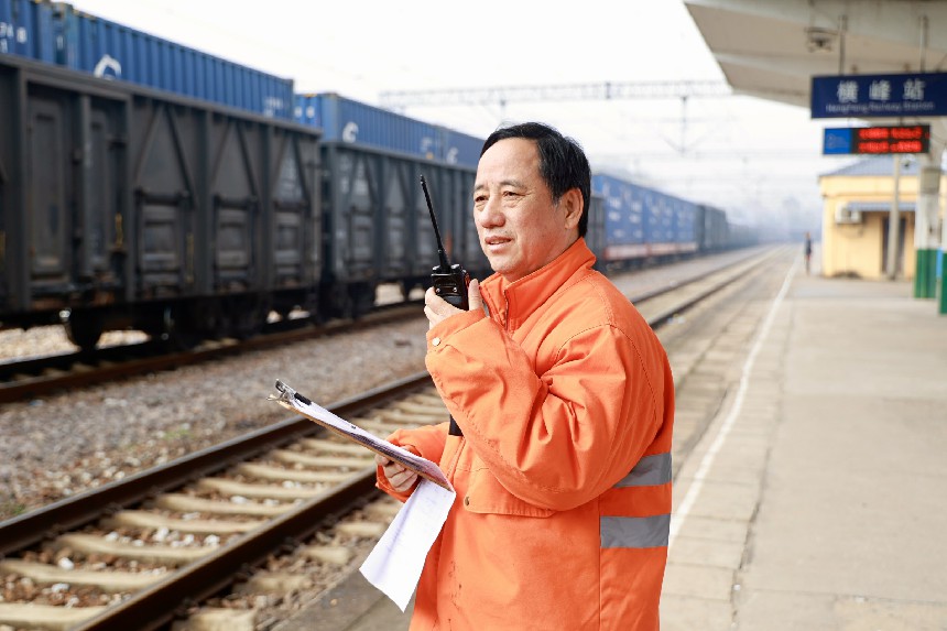 車號員李金饒請求上道作業。陸佳駿攝