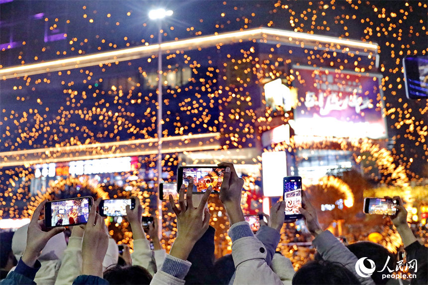 贛州市信豐縣文化公園，非遺打鐵花表演吸引了眾多市民前來觀賞。人民網 朱海鵬攝