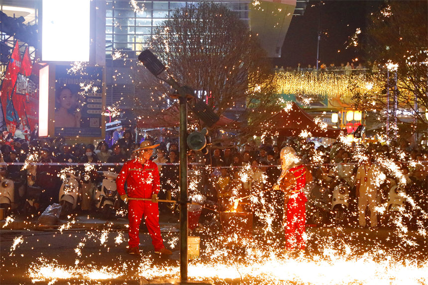 贛州市信豐縣文化公園，非遺打鐵花表演吸引了眾多市民前來觀賞。人民網 朱海鵬攝
