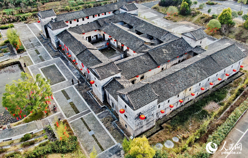 贛州市定南縣歷市鎮修建村，村民在明遠第圍掛紅燈籠。人民網 朱海鵬攝